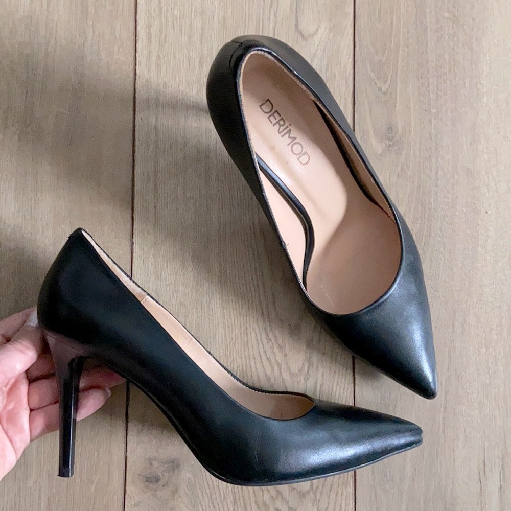 Black leather pump - like new
